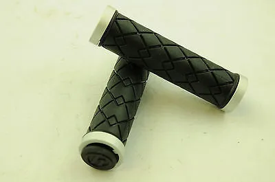 HERRMANS CUADRO DOUBLE LOCK-ON MTB BIKE 26mm HANDLEBAR GRIPS BLACK-SILVER–65%