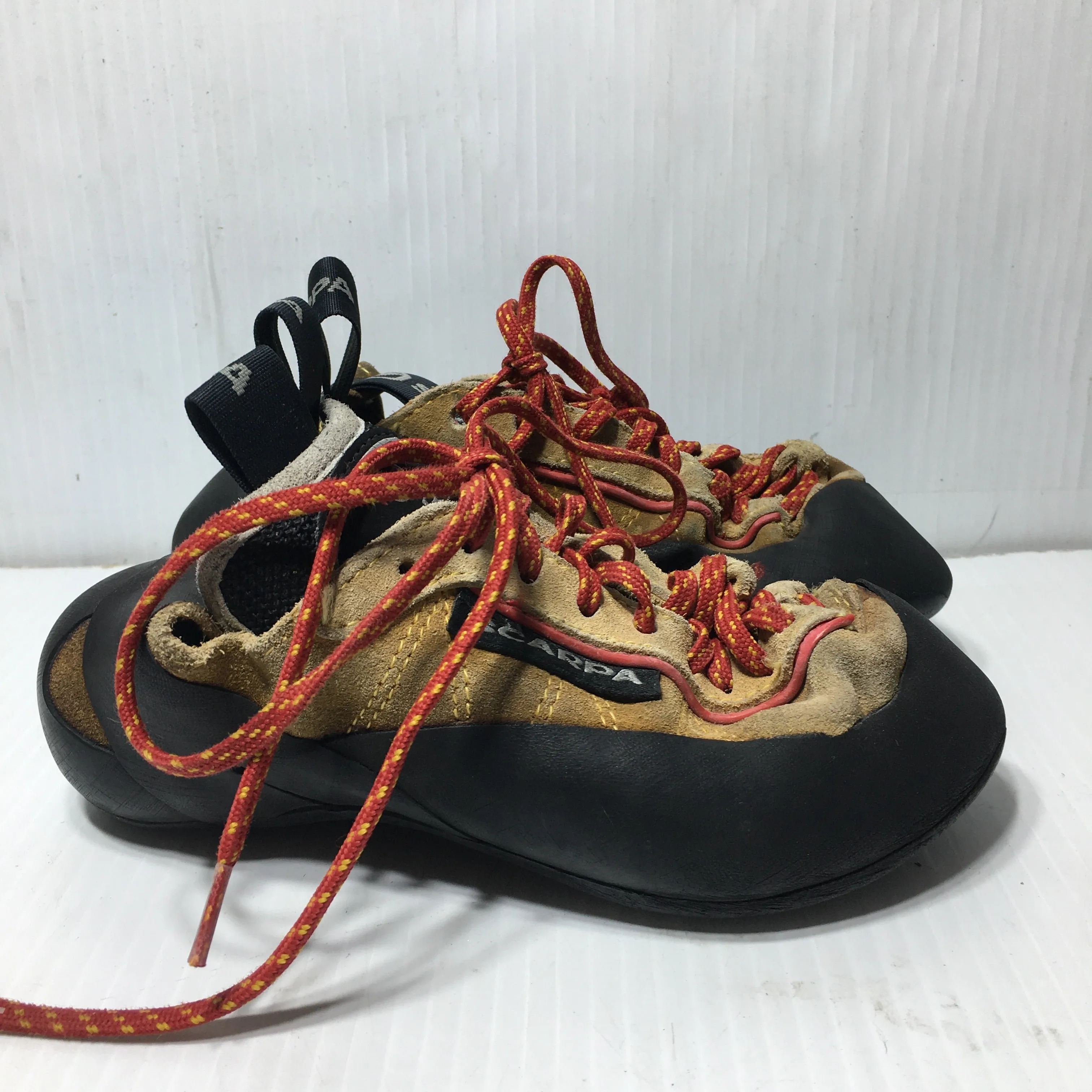 Scarpa Kids Climbing Shoes - Size 2.5 - Pre-owned - QUE29U